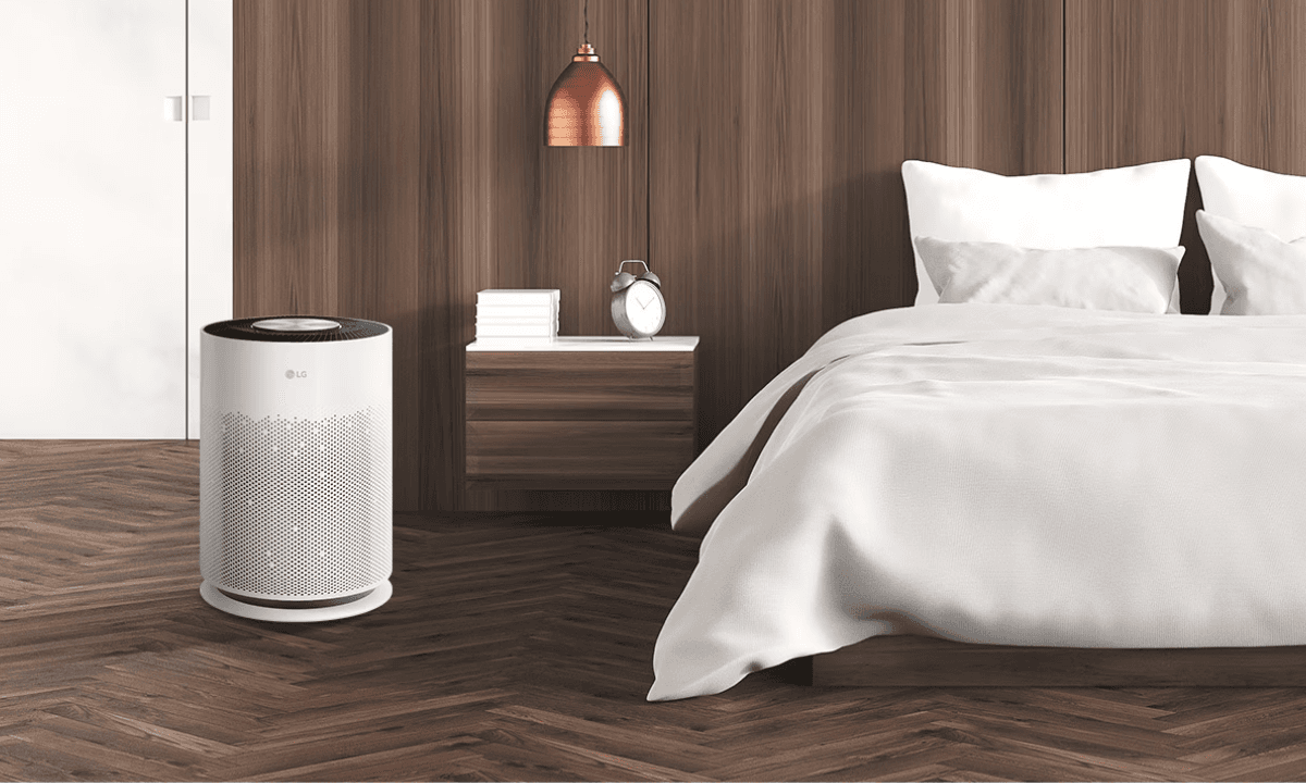 LG 空氣清淨機真的好用嗎?PTT、Dcard 真實心得+5 款清淨機推薦!LG 大白空氣清淨機擺放在臥室