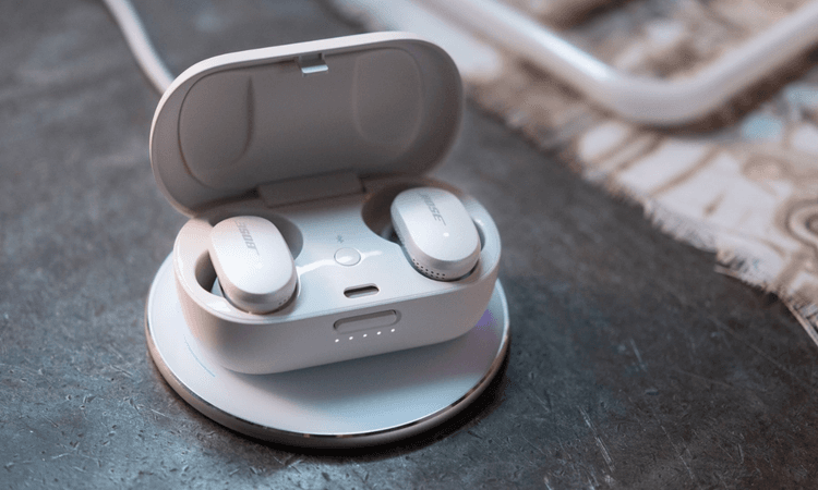Bose 真無線降噪耳機放在充電盒內充電,展現時尚外觀與便利設計