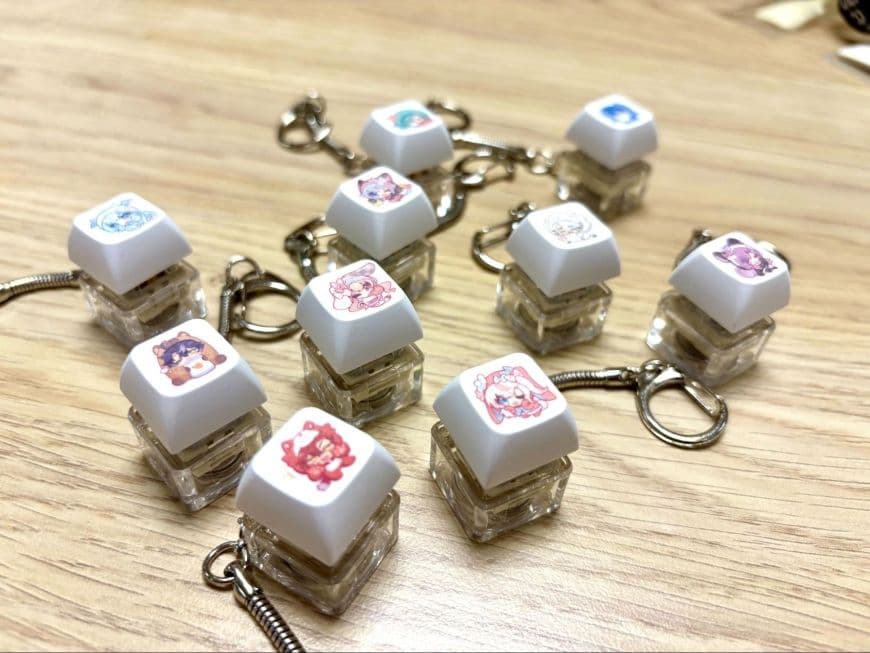 「購物橘子」獨家販售 VTuber 角色造型發光鍵帽吊飾