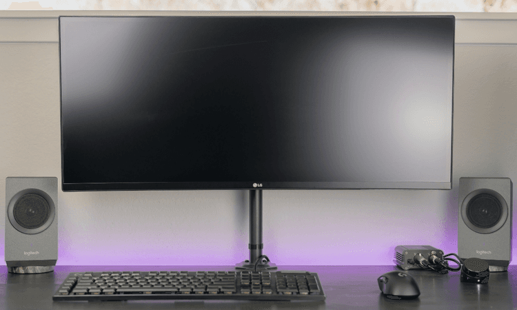 曲面螢幕電腦桌配置