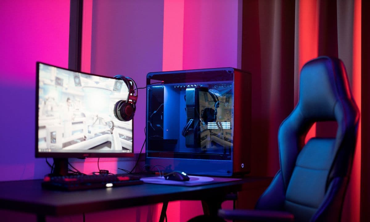 電競電腦搭配曲面螢幕,霓虹燈光營造沉浸式遊戲環境