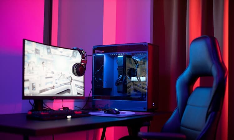 電競電腦搭配曲面螢幕,霓虹燈光營造沉浸式遊戲環境