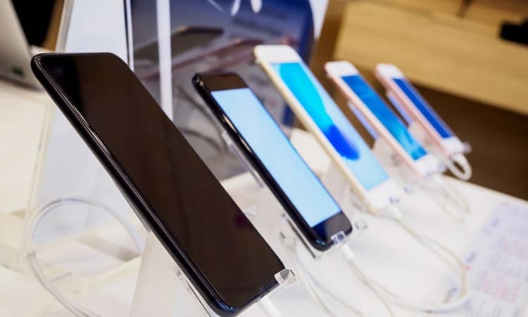 多款智慧型手機陳列在通訊行展示架上,方便消費者現場比較選購。