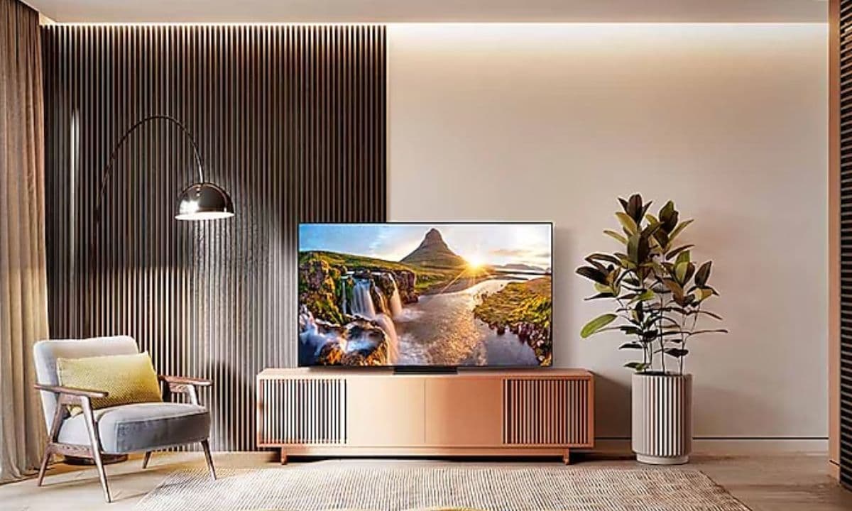 三星電視擺放於現代風格客廳中,搭配木質電視櫃與綠色植栽,展現極致畫質與居家美學設計