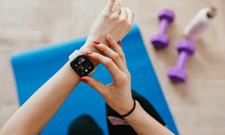 使用者運動時配戴智慧手錶查看心率、卡路里與健康數據