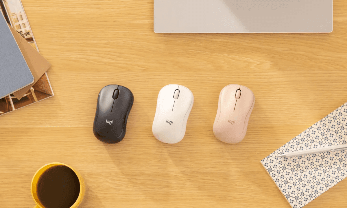 Logitech 羅技無線滑鼠三色展示,黑色、白色與粉色款並排擺放在木質桌面