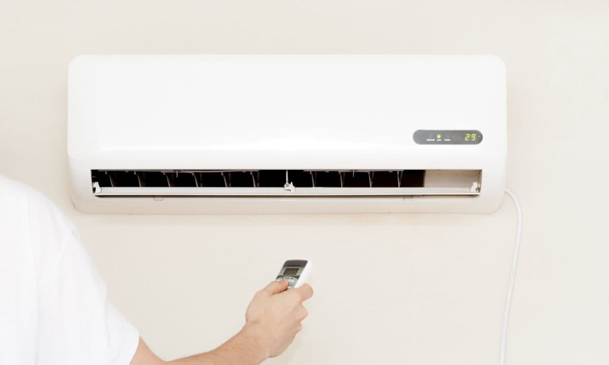 使用遙控器操作冷暖氣機,設定室內溫度