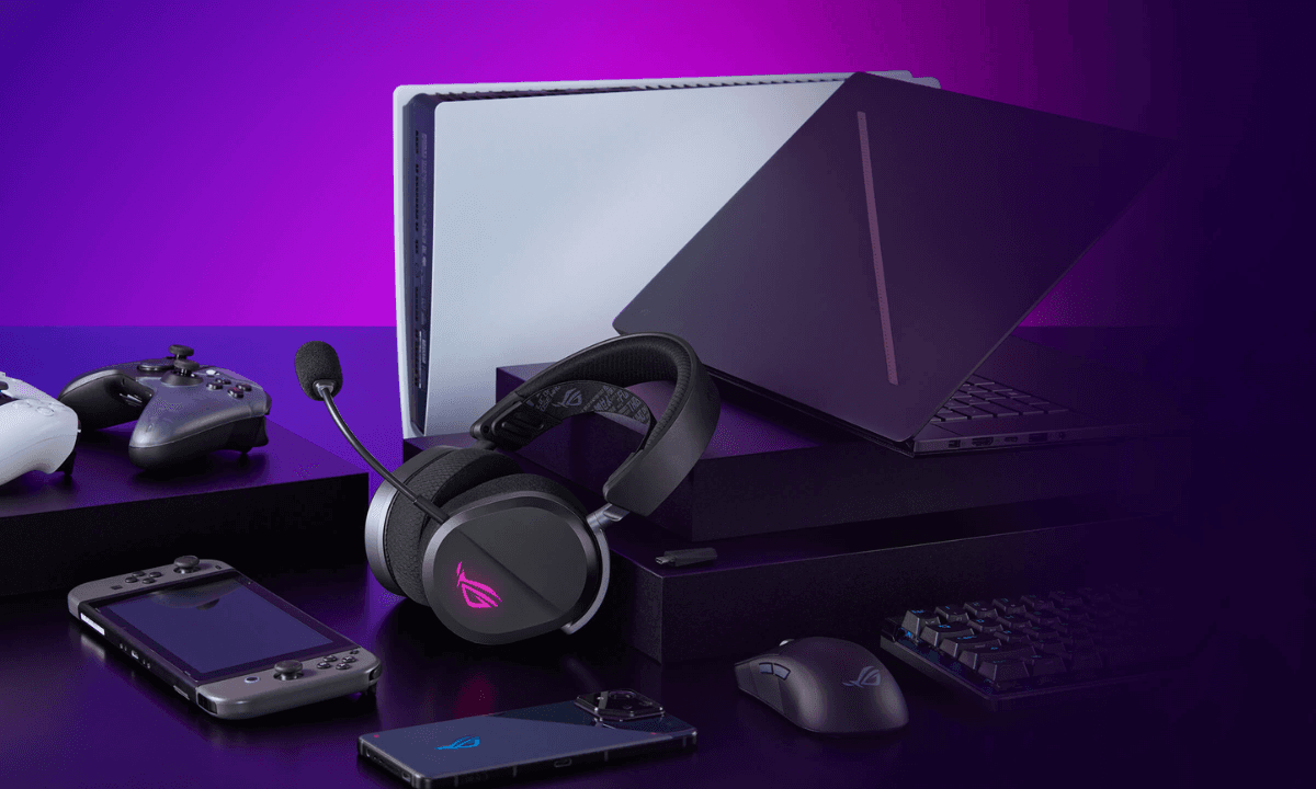 電競耳機怎麼選?5 款 PTT、Dcard 熱推耳機評價與選購指南!電競耳機實拍圖,展示電競耳機搭配 PC、筆電與遊戲主機的多平台遊戲使用情境