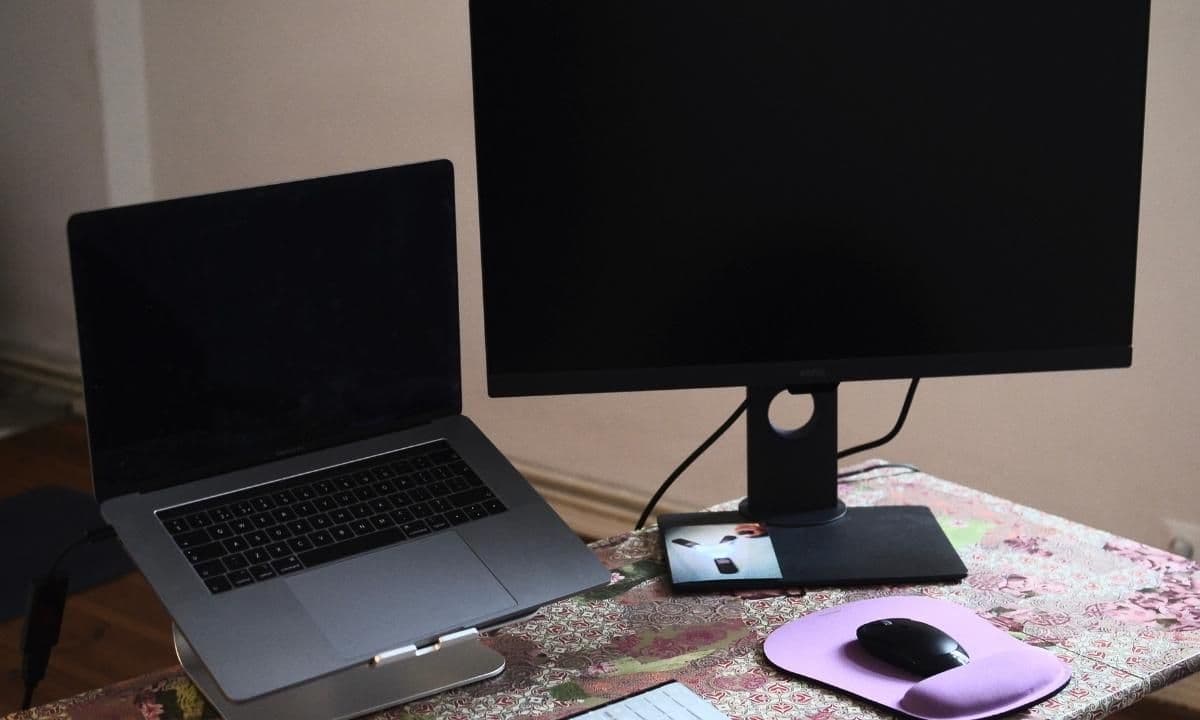 筆電與外接螢幕的工作空間,搭配滑鼠與鍵盤。