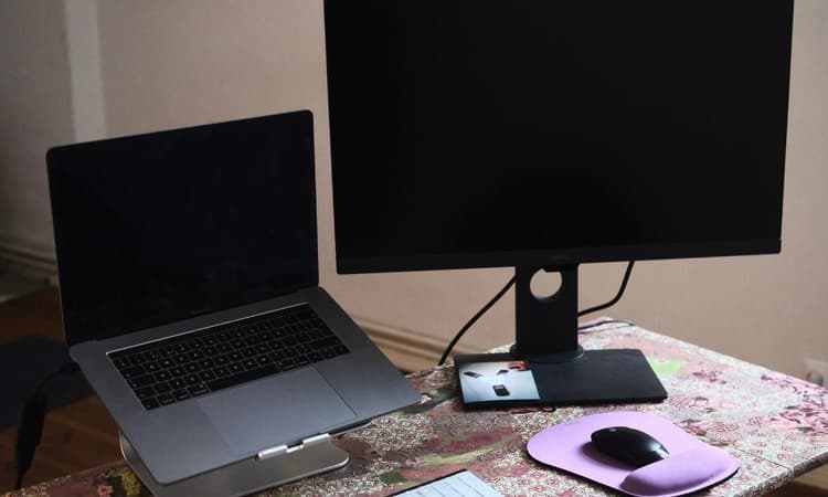 筆電與外接螢幕的工作空間,搭配滑鼠與鍵盤。