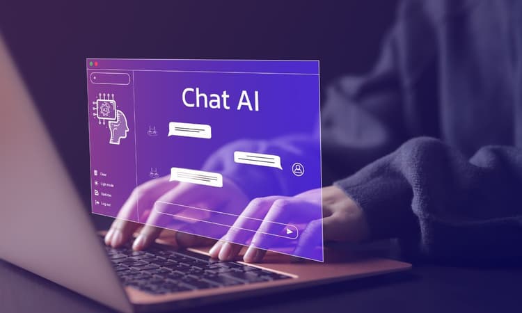 雙手正在使用筆電,螢幕上浮現虛擬 AI 聊天介面,顯示「Chat AI」 文字與對話框。