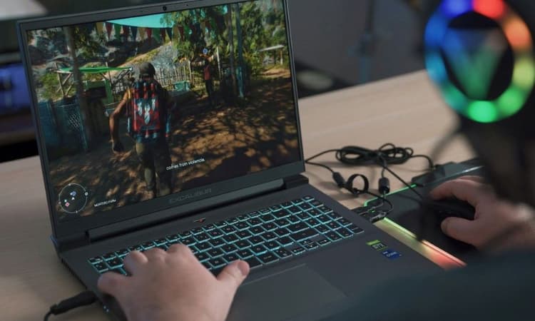 一個遊戲玩家正在使用電競筆電玩遊戲