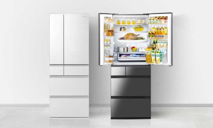 兩台國際牌Panasonic六門冰箱,左邊為關門狀態,右邊為開門顯示內部食材收納,展現大容量與分層設計